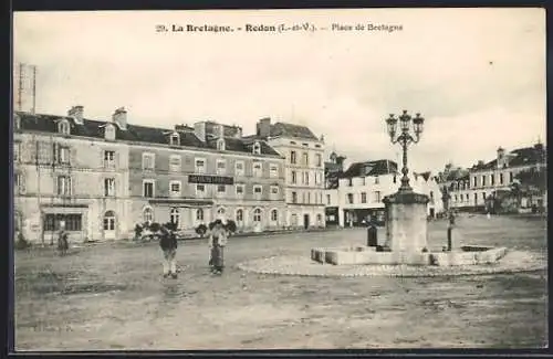 AK Redon, Place de Bretagne avec fontaine et bâtiments environnants