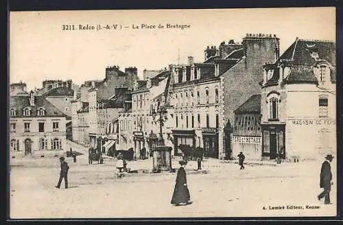 AK Redon, La Place de Bretagne avec passants et bâtiments historiques