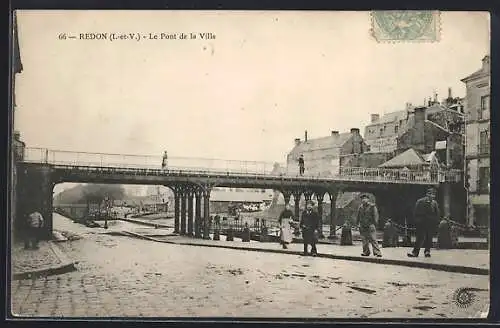 AK Redon, Le Pont de la Ville et passants