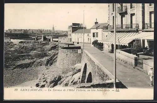 AK Saint-Servan, La Terrasse de l`Hôtel Victoria, vue sur Saint-Malo au loin