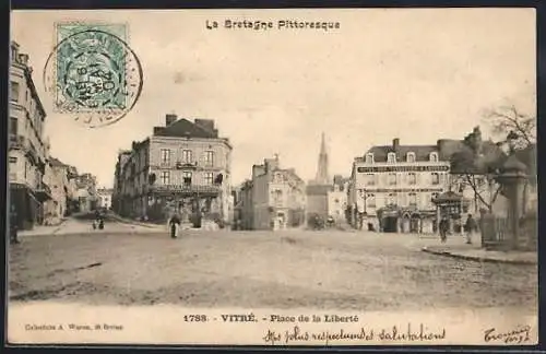 AK Vitré, Place de la Liberté avec bâtiments historiques et animation urbaine