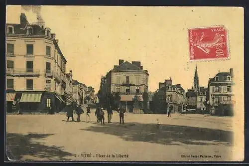 AK Vitré, Place de la Liberté avec passants et bâtiments historiques