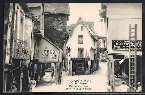 AK Vitré, La Rue Poterie, maisons à arcades des XIVe et XVe siècles