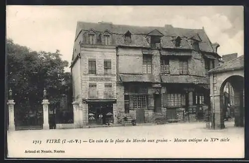 AK Vitré, Un coin de la place du Marché aux grains, Maison antique du XVe siècle