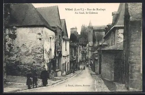 AK Vitré, Rue du Rachapt avec le château au fond