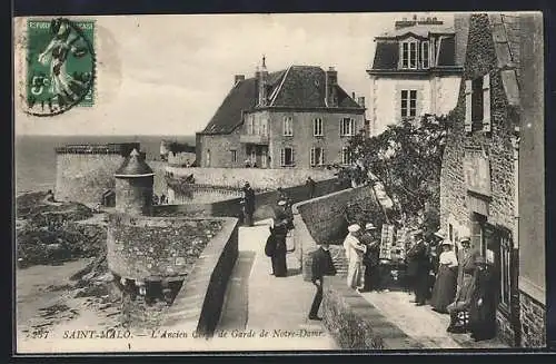 AK Saint-Malo, L`Ancien Corps de Garde de Notre-Dame et promeneurs sur les remparts