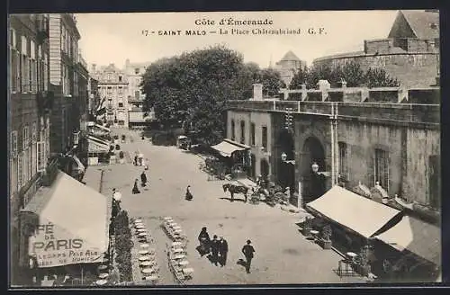 AK Saint-Malo, La Place Châteaubriand animée avec passants et terrasses