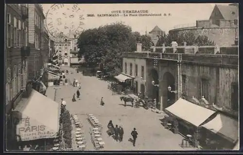 AK Saint-Malo, La Place Chateaubriand avec cafés et passants