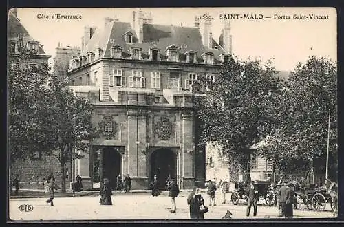 AK Saint-Malo, Portes Saint-Vincent animées avec passants et voitures à cheval