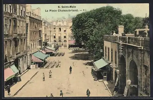 AK Saint-Malo, La Place Chateaubriand avec bâtiments et arbres en arrière-plan