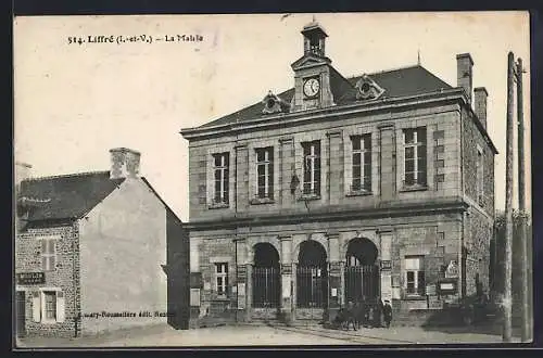 AK Liffré, La Mairie et la place centrale avec calèche