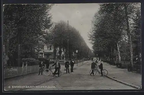 AK Hilversum, Emmastraat, Fahrradfahrer auf der Strasse