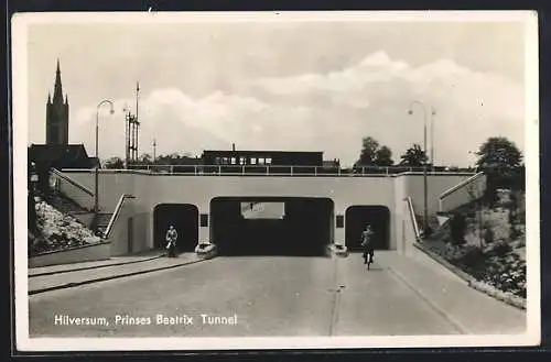 AK Hilversum, Tunnel, Partie mit Radfahrern