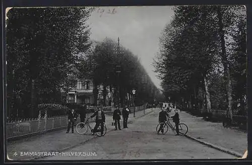 AK Hilversum, Emmastraat, Fahrradfahrer auf der Strasse