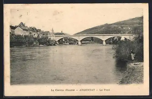 AK Argentat, Le Pont sur la rivière avec vue sur la ville et les collines environnantes