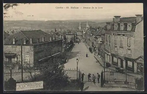 AK Brive, Avenue de la Gare avec vue sur la ville et collines en arrière-plan