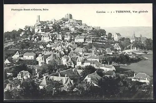 AK Turenne, Vue générale du village et château sur la colline