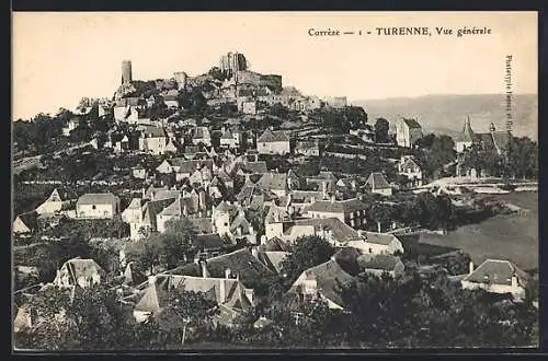 AK Turenne, Vue générale du village et de la colline fortifiée