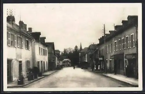 AK Seilhac, Rue Centrale animée avec commerces et passants