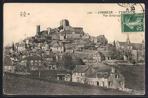 AK Turenne, Vue générale du village et de la forteresse en haut de la colline