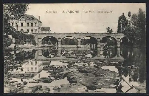 AK Larche, Le Pont (côté levant) sur la rivière en Corrèze