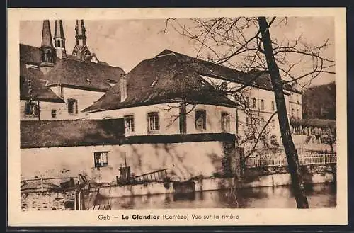 AK Le Glandier, Vue sur la rivière et les bâtiments historiques