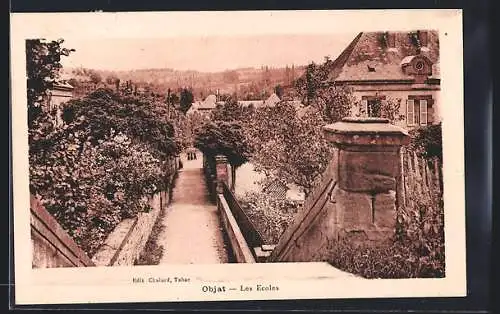 AK Objat, Les Écoles