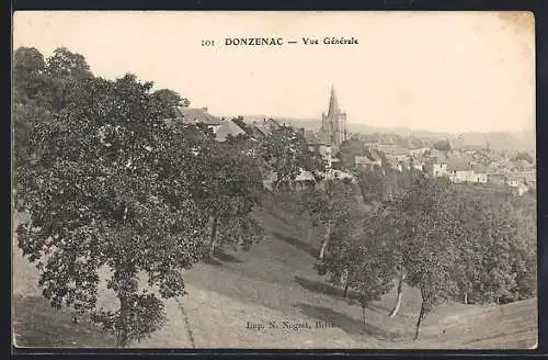 AK Donzenac, Vue générale du village et de l`église au milieu des arbres