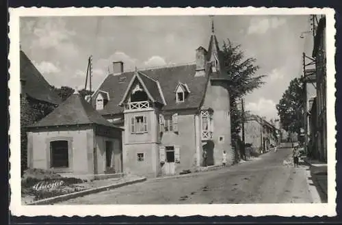 AK Meymac, Vue de la rue avec maison à tourelle et facade pittoresque