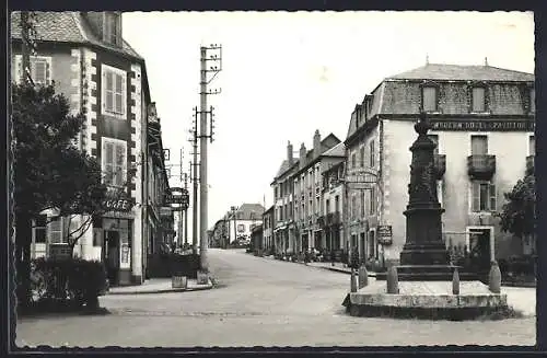 AK Merlines, Vue de l`Avenue Pierre Semard et monument central