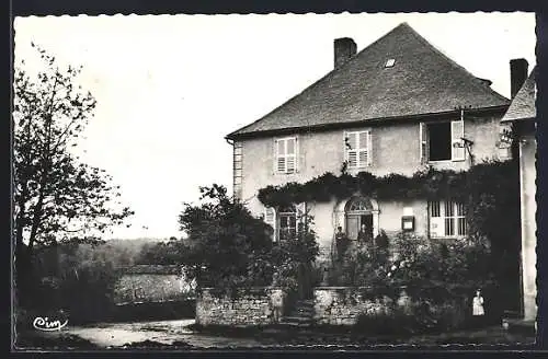 AK Meilhards, Maison pittoresque entourée de végétation luxuriante