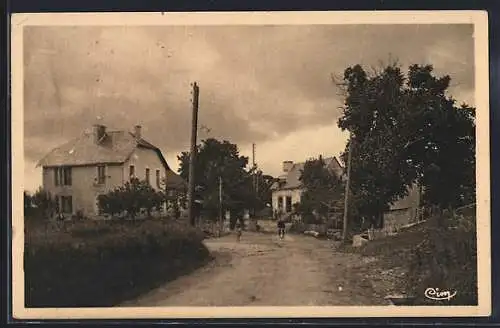 AK Le Chastang, Les Ecoles et rue tranquille avec maisons et arbres