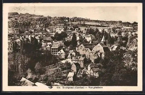 AK Treignac, Vue générale du village et des environs boisés