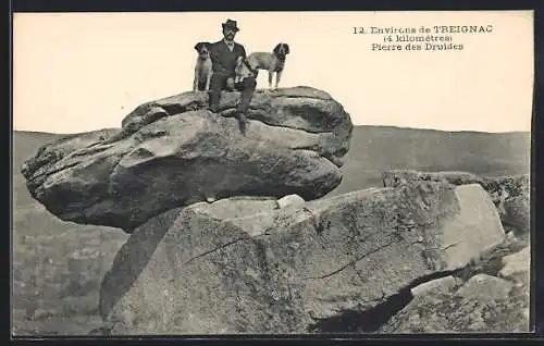 AK Treignac, Pierre des Druides avec homme et deux chiens sur un rocher imposant