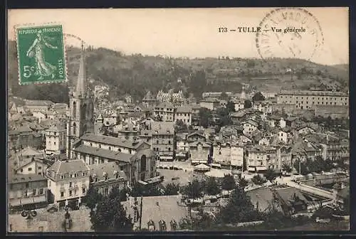 AK Tulle, Vue générale de la ville avec église et collines en arrière-plan