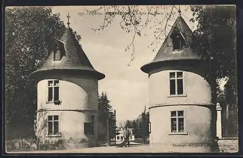 AK Pompadour, Entrée des Haras avec deux tours rondes