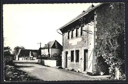 AK Segonzac, Vue sur la Poste et la Rue Centrale