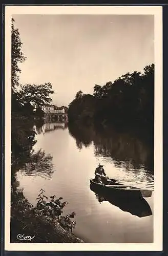 AK Larche, Homme en barque sur la rivière avec pont et bâtiments historiques en arrière-plan