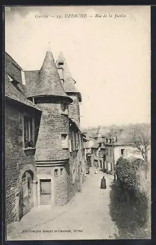 AK Uzerche, Rue de la Justice avec bâtiments historiques et passants