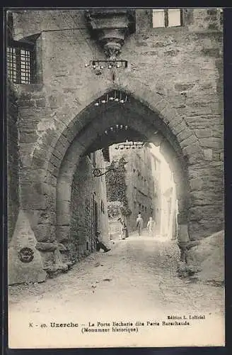 AK Uzerche, La Porte Bécharie dite Porte Baracharde (Monument historique)