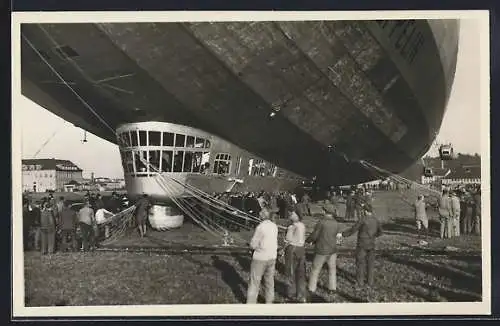 AK Luftschiff LZ 127 Graf Zeppelin wird nach der Landung vertäut, Nahaufnahme der Führergondel