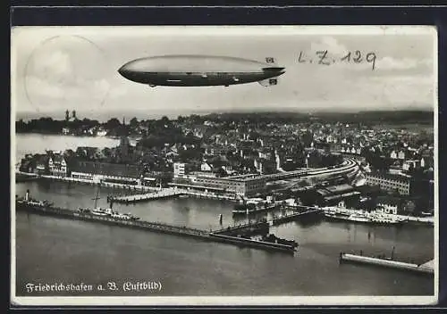 AK Friedrichshafen a. B., Zeppelin über der Stadt