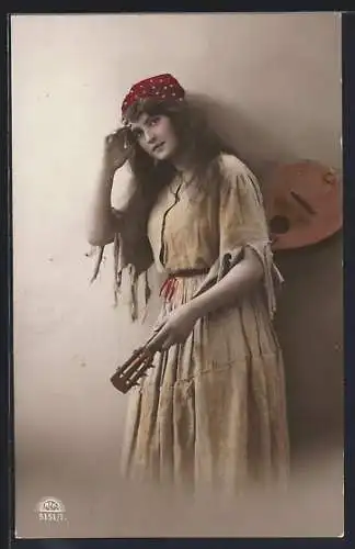 Foto-AK R & K / L Nr.5151/1: Junges Mädchen mit Instrument an einer Wand stehend