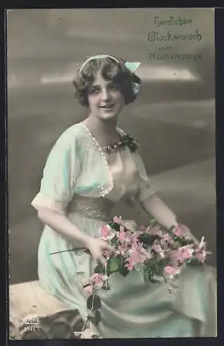 Foto-AK R & K / L Nr.5544/5: Elegant gekleidete junge Frau mit Blumen auf einer Bank sitzend