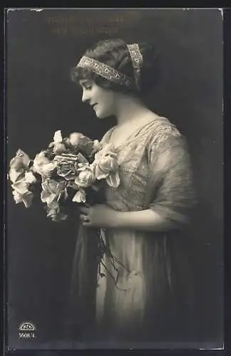 Foto-AK R & K / L Nr.5608/4: Nachdenkliche hübsche Frau mit einem Blumenstrauss