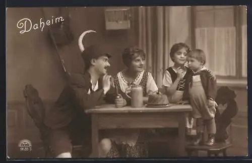 Foto-AK R & K / L Nr.8628/3: Familie daheim an einem Tisch sitzend