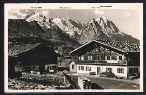 AK Garmisch-Partenkirchen, Alte Bauernhäuser mit Bergpanorama