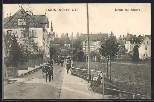 AK Hahnenklee i. H., Strasse mit Kirche und Rindern