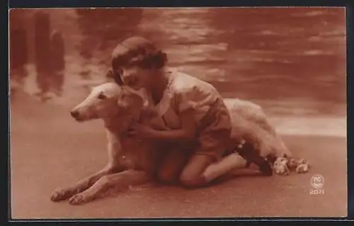 AK Kleines Mädchen mit Windhund vor Wasserkulisse