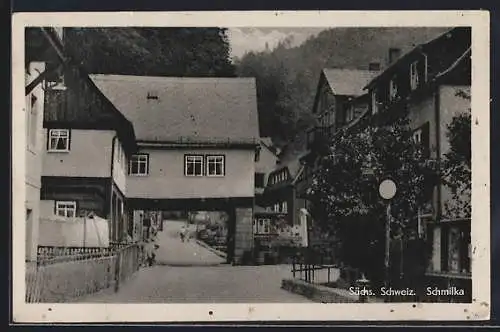 AK Schmilka /Sächs. Schweiz, Strassenpartie mit Haus-Unterführung